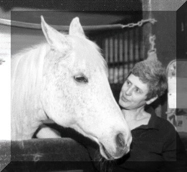 Nedda telepathically communicating with her teacher, Echo.