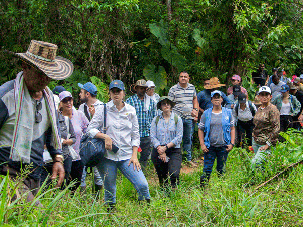 Personas participantes a la visita al predio Taparales en Dabeiba Antioquia
