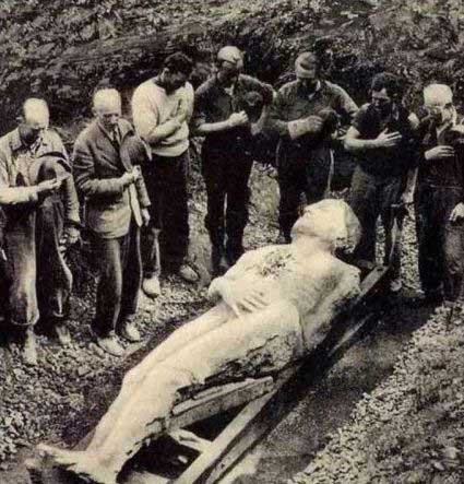 unearthing of the Cardiff Giant