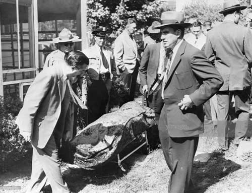 FBI agents remove the body of six-year-old Bobby Greenlease from a shallow, lime-lined grave in the back of the residence of Bonnie Heady.