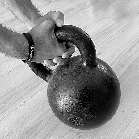 Andżelika Stefańska showing the double kettlebell front squat