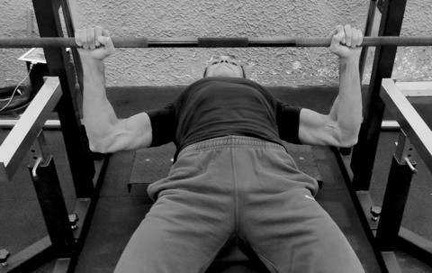 How shortening the bar during the bench press