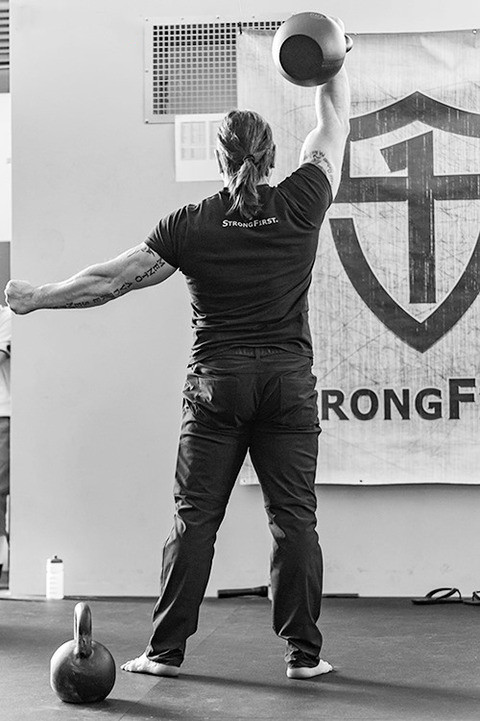 Fabio Zonin pressing a heavy kettlebell