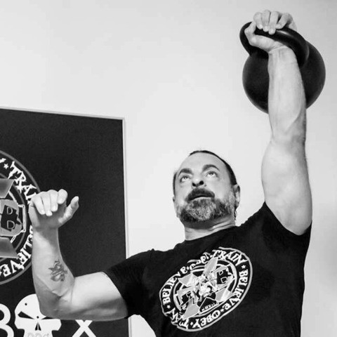 Fabio Zonin pressing a heavy kettlebell