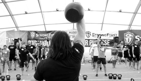 Fabio Zonin pressing a heavy kettlebell