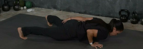 Yoana Teran performing a one-arm pushup