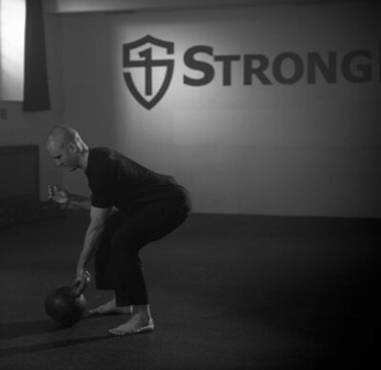 Pavel Macek performing the one-arm kettlebell swing setup