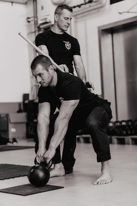 Sven Rieger showing the perfect spine alignment in the two-arm swing setup