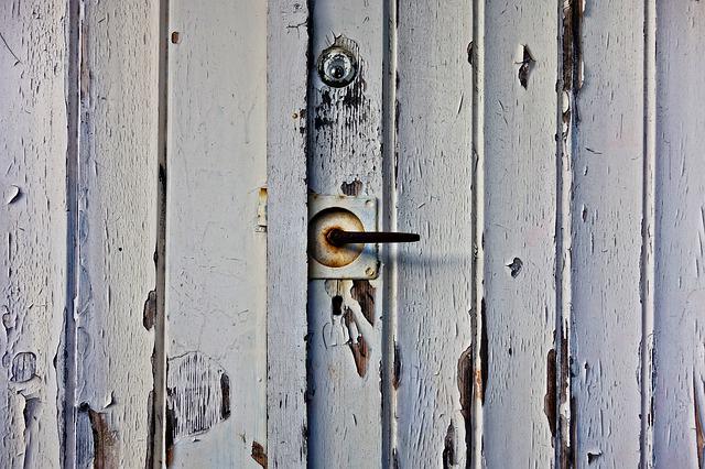 A photo of a garage door